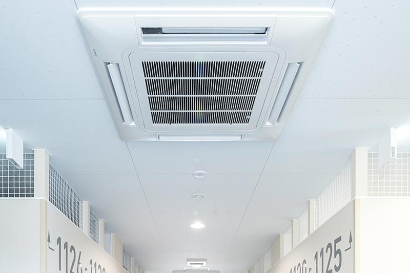 天井に設置された空調設備