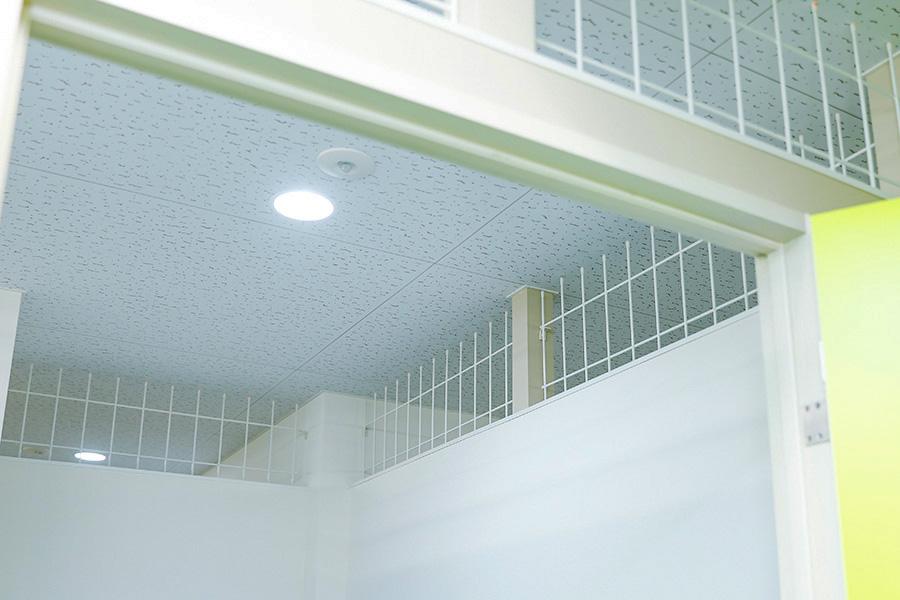 天井に設置された照明設備