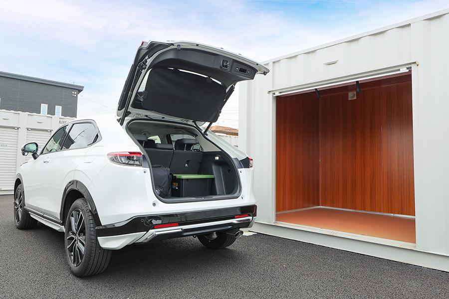 屋外型トランクルームの前に、バックドアを開けた車両を横付けしている様子