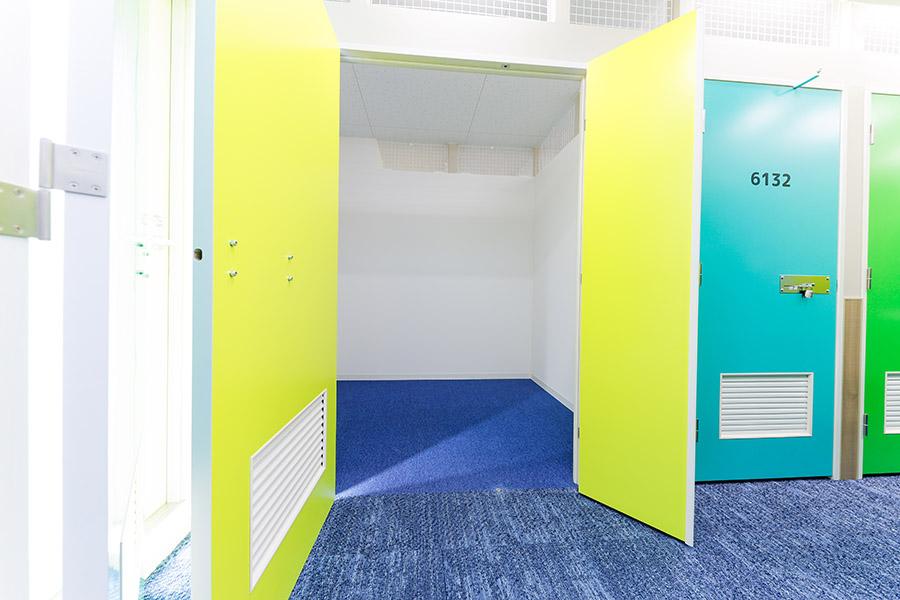 収納スペースの両開きの扉が開いている写真