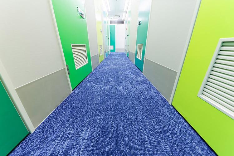 屋内型トランクルームの通路の写真