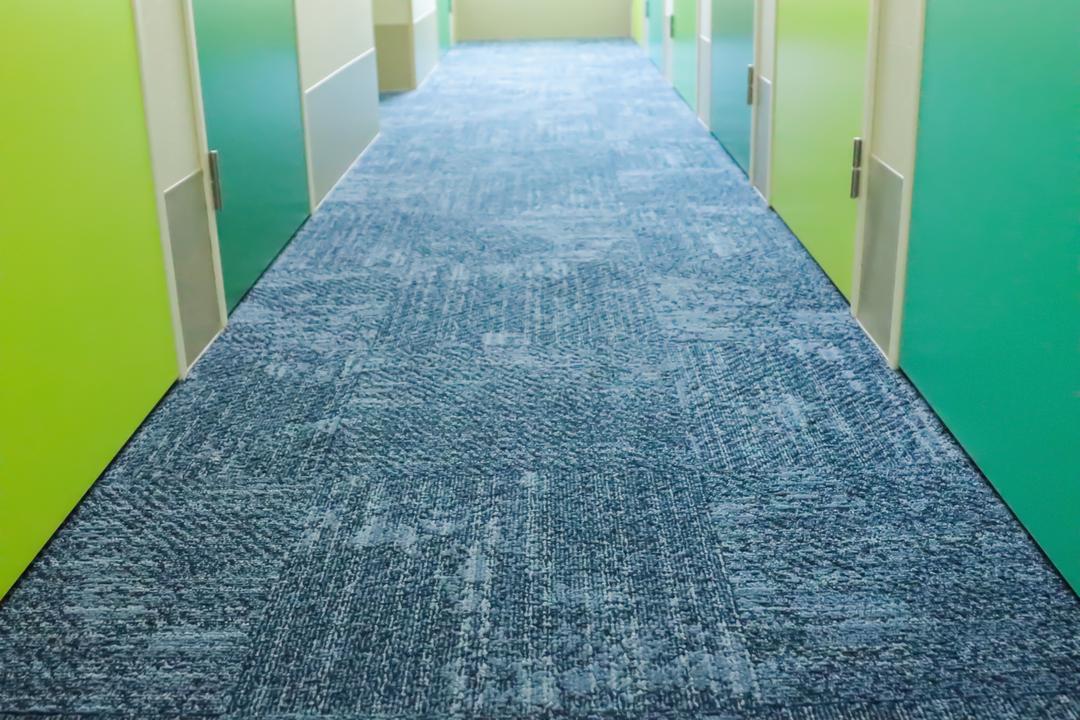 屋内型トランクルームの通路の写真