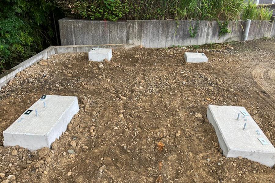 地面に四方配置された基礎ブロック