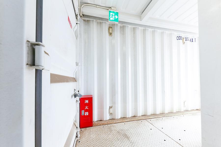 通路上に消化器と避難経路誘導標識が設置されている