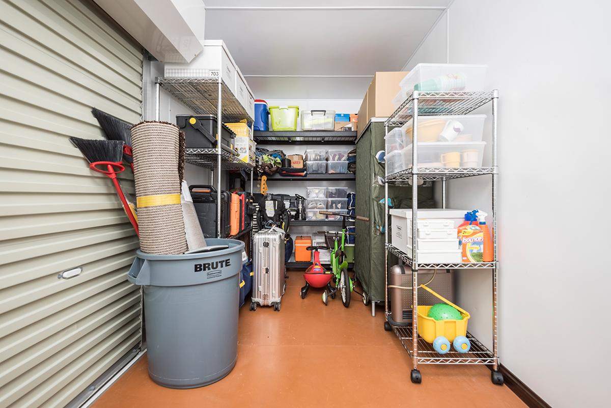 掃除用具や旅行用品などが収納されているトランクルームの部屋の様子