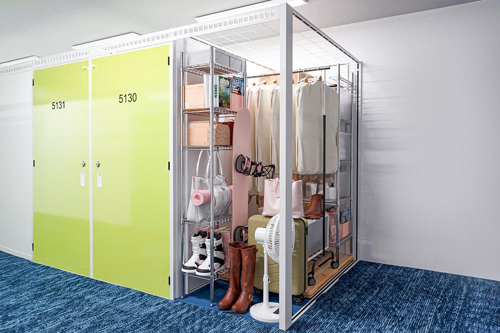 1帖タイプの収納スペースに衣類や小物を整理して保管している様子