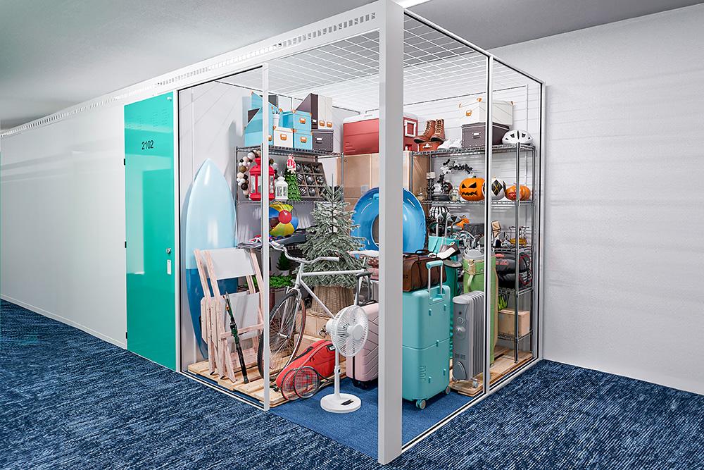 2帖タイプの収納スペースにスーツケースやクロスバイク、サーフボードなども整理して保管している様子