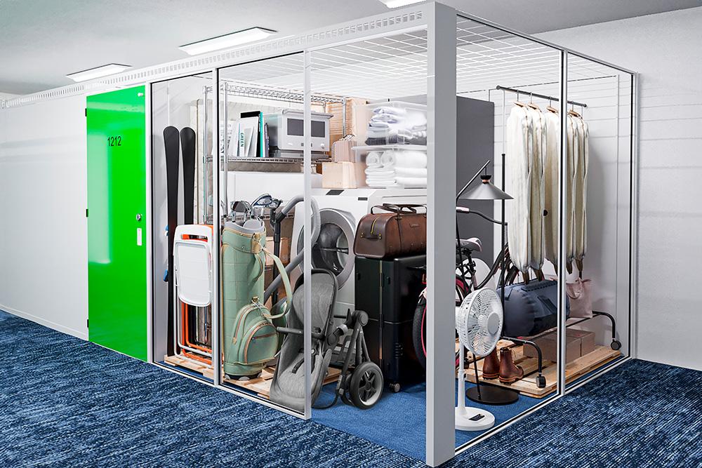 4帖タイプの収納スペースにドラム式洗濯機やベビーカー、自転車など大きめの生活品も整理して保管している様子