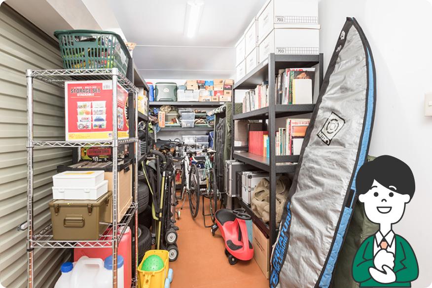 収納スペースの側面にラックを設置したりボックスを使用して、空間を有効活用している様子