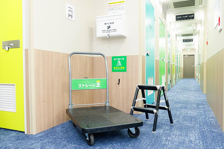 トランクルーム内の共用通路に台車と脚立が置かれている写真
