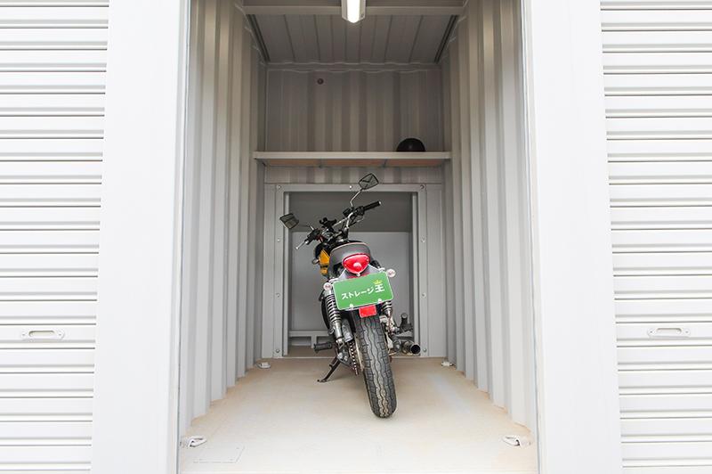 屋内駐車場に停められたバイク