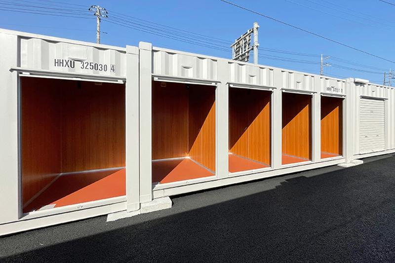 断熱材を使用した建築用コンテナの収納スペースが5つ並んでいる写真