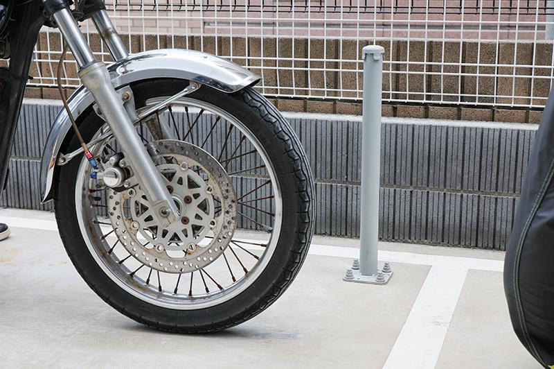 バイク前輪のすぐ横に設置されているポール