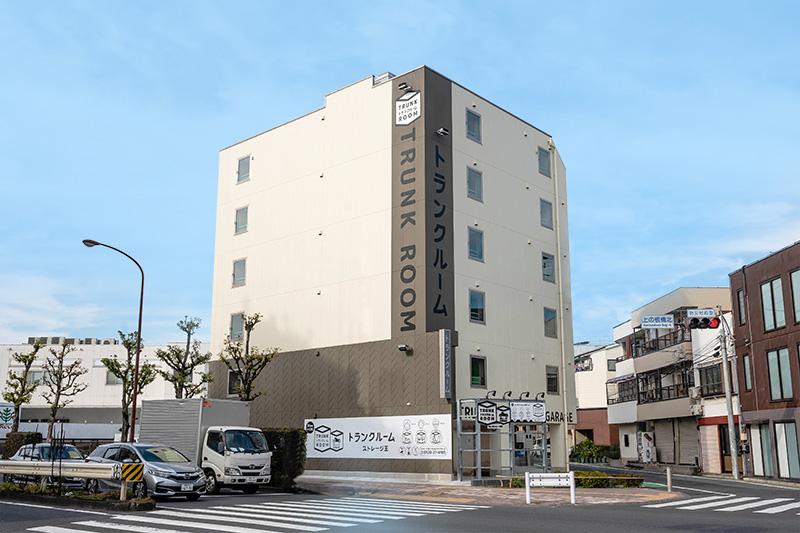 屋内型トランクルームの一例。6階建てで各階には窓がついている