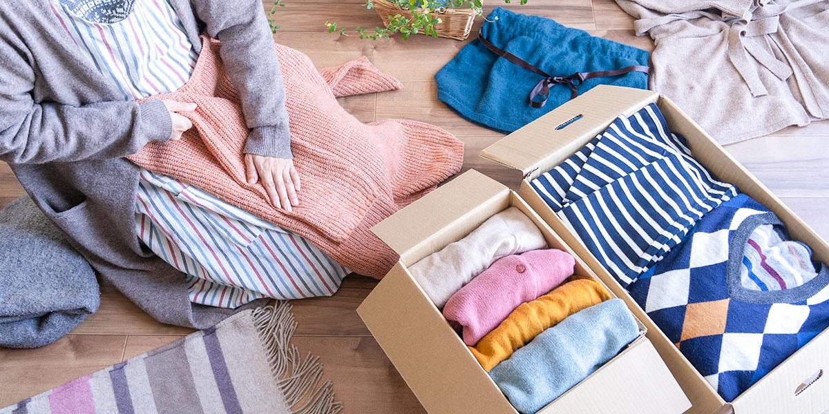 衣類をたたんでいる人の写真